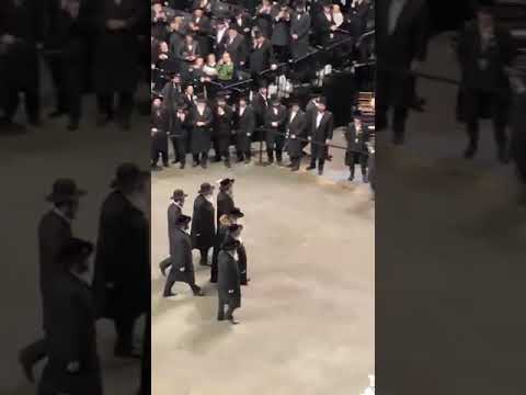 Chuf Alef Kislev: Satmar Rebbe Welcomed by Thousands at Barclays Center