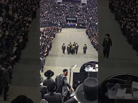 Satmar Rebbe (R' Zalmen Leib) Welcomed at Barclays Center