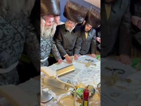 Rachov Rebbe At Hachnosas Sefer Torah At His son's mezibuz Rebbe beis midrash