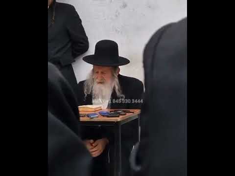 Amshenov Rebbe Giving A shiur Tanya in honor of 19 Kislev