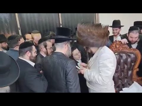 Mezubuz Rebbe Gives Out Money on Chanukah 2024 | האדמו”ר ממעזיבוז בחלוקת חנוכה געלט – חנוכה תשפ”ה