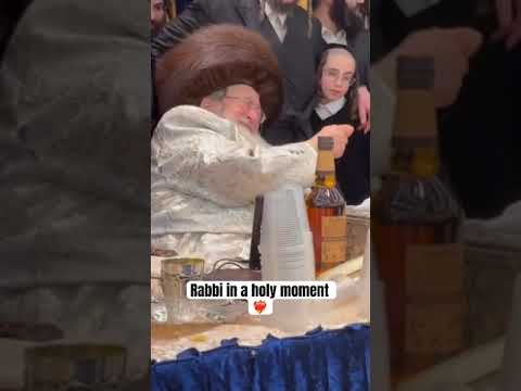 Rabbi in a holy moment ❤️‍🔥#rabbi #Shabbat #shalom