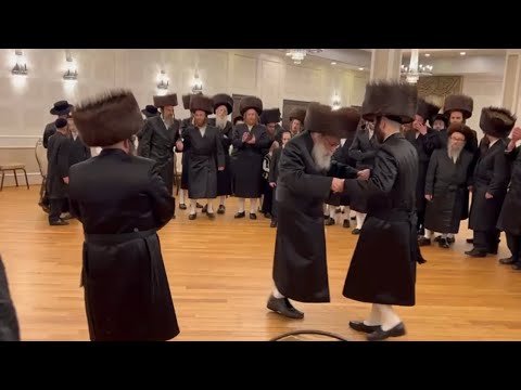 Woodridge Rav R’ Yitzchok Lebowitz Dances Mitzvah Tentz at His Grandchild’s Wedding | מצוה טאנץ