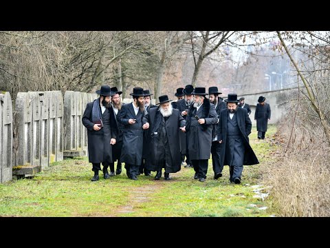 גאב"ד מאקאווא נסיעה למקומות הקדושים – אייראפע | Makova Rebbe, R' Shimon Lemberger Visits Poland
