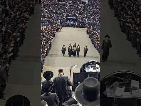 Satmar Rebbe R’ Zalmen Leib Enters The Kuf Alef Event in Barclays Center | האדמו”ר מסאטמאר כ”א כסלו