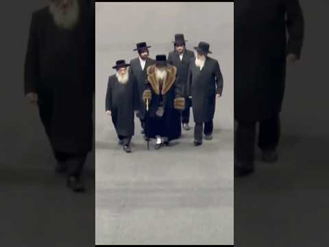 Satmar Rebbe R’ Zalmen Leib Enters The Kuf Alef Event in Barclays Center | האדמו”ר מסאטמאר כ”א כסלו