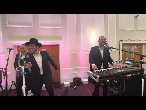 Motty Breier on the keys & Kalmy Schwartz @ Duvid Katz Cleeco