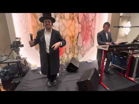 Chesky Schwartz on the keys & Lipa Schmeltzer