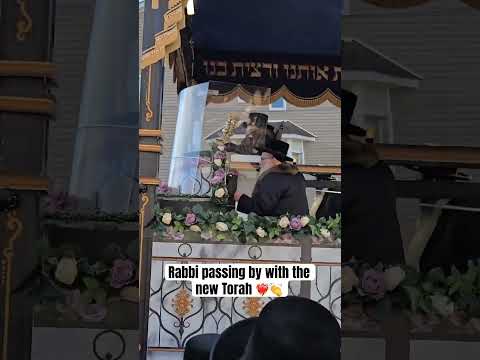 Rabbi passing by with the new Torah ❤️‍🔥👏 #shabbat #shalom #rabbi