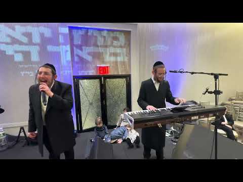 Shimon Moskowitz on the keys & Kalmy Schwartz @ Brach Glick