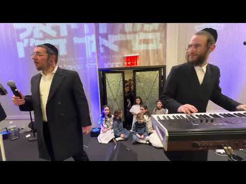 Shimon Moskowitz on the keys Kalmey Schwartz fire 🔥 @ Brach & Glick