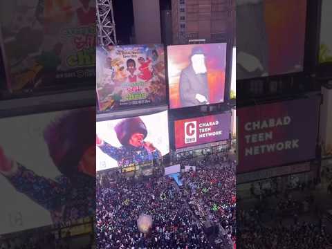 Thousands of Jewish teens SING Shema in Time Square (CTeen) & Lipa Schmeltzer.