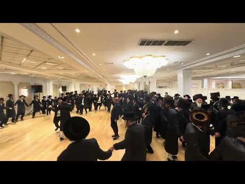 Zalmen Schintzler on the keys & Shea Gefen Hit @ Tietelbaum & Torim
