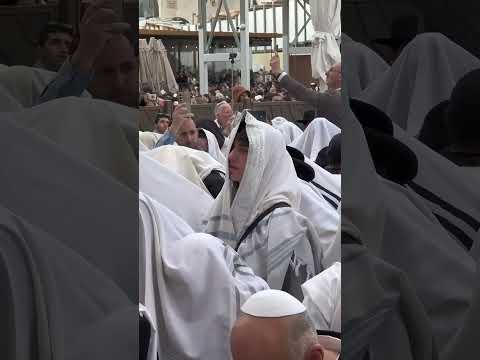 Birchas Kohanim at the Western Wall ברכת כהנים בכותל המערבי פסח תשפ"ה