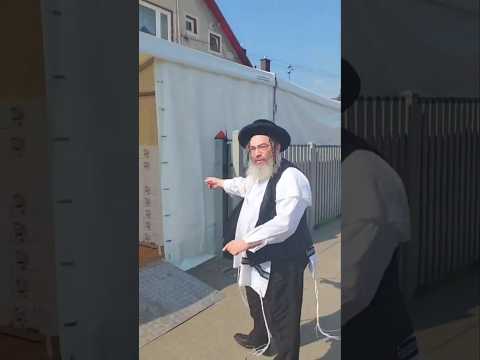 ר' שלמה הערש עקשטיין, יעצט אין שטאט צאנז, ווי ער קאכט פאר די יארצייט פון דעם הייליגן צאנזער רב.
