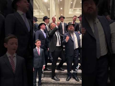 Friends and fellow artists are singing at the wedding of Yoni Z – Mazel Tov