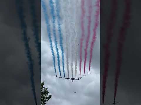 VE Day Parade in UK with the spectacular fly past by the #RedArrows #VEDay80
